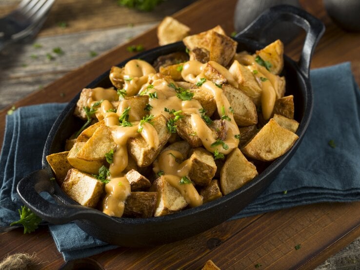 Patatas bravas mit Soße in schwarzer Schale. | © iStock/ bhofack2