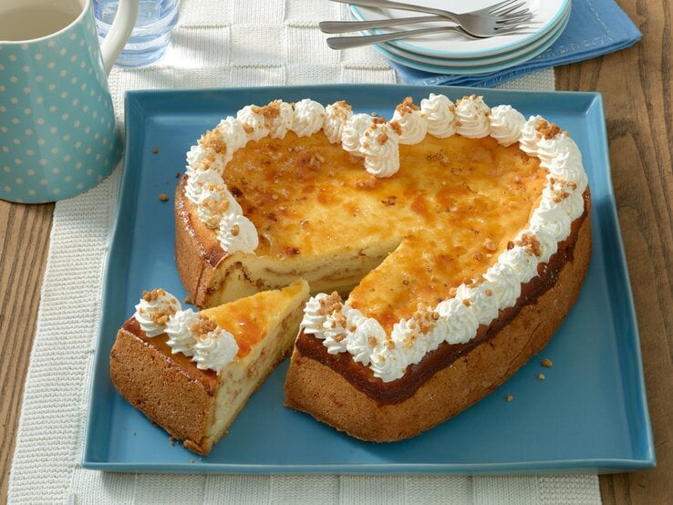 Draufsicht schräg: Käsekuchen mit Mandel-Karamell