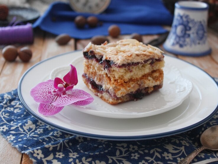 Kuchen mit Baiser und Marmelade in rustikalem Ambiente. | © Shutterstock/laran2