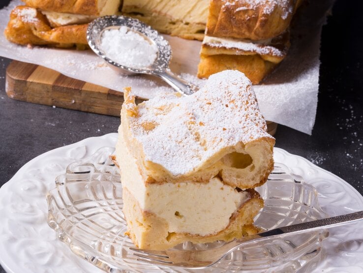 Angeschnittener polnischer Puddingkuchen auf Teller. | © iStock.com/Dar1930