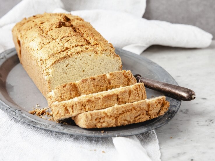 Ein grauer Teller mit dem Toastbrot auf einem hellen Tisch mit hellgrauem Hintergrund. Dahinter auch noch unscharf eine weiße Tischdecke zu erkennen. | © ©StockFood / von Pölnitz-Eisfeld, Elisabeth