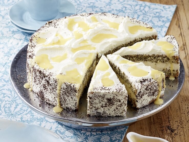 Eierlikörtorte Mascarpone Mohn auf silbernem Teller.