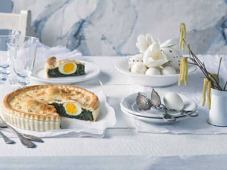 Eine angeschnittene Torta Pasqalina in weiß geschmücktem Ambiente,  | © StockFood / Hrbková, Alena