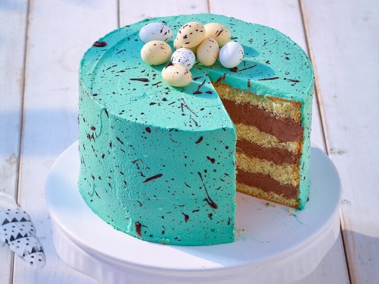 Schoko-Minztorte / angeschnitten / Untergrund Holz / Nahaufnahme / Draufsicht, schräg