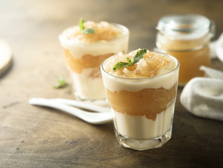 Wenn's mal schnell gehen muss: Dieses Apfeldessert mit Quark ist ganz einfach und schmeckt himmlisch. 