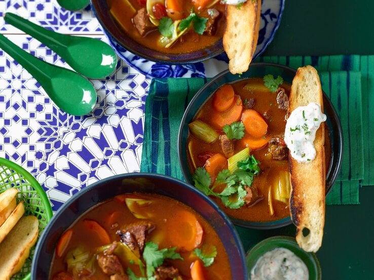 Diese orientalische Gulaschsuppe bringt die Aromen von 1001 Nacht in deine Küche. Herzhaftes Fleisch, exotische Gewürze und ein Hauch Schärfe – ein Geschmackserlebnis, das du nicht verpassen solltest!