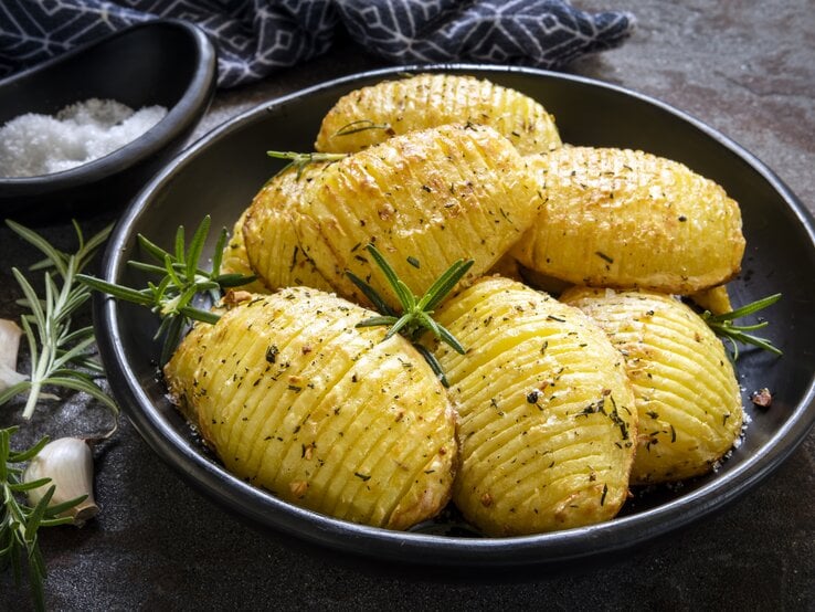  Hasselback-Kartoffeln | © iStock/robynmac