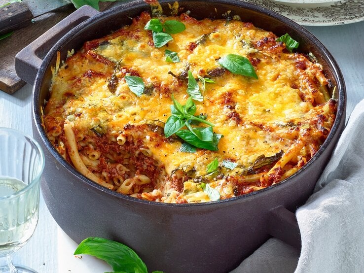 Makkaroni-Hackfleischtopf mit Käsekruste und frischen Basilikumblättern / ofenfeste Form mit Griffen / 