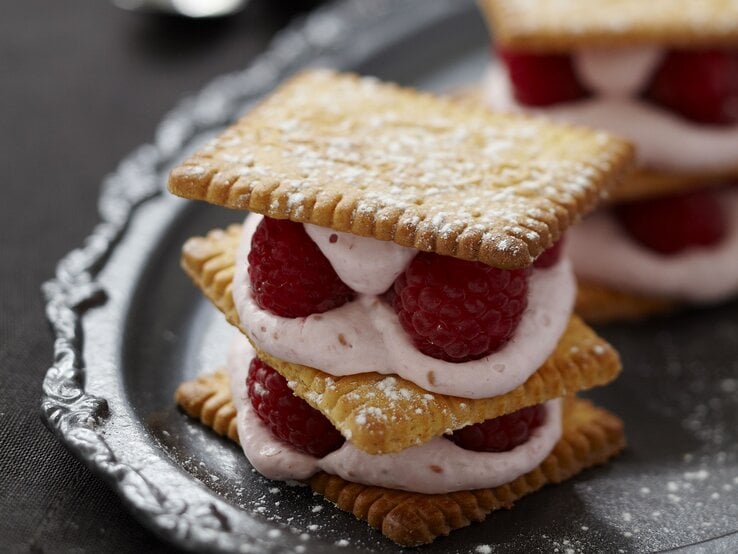 Butterkeks-Lasagne mit Mascarponecreme und Erdbeeren auf Tablett aus Metall; Frontale Ansicht