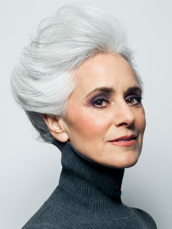 Grauhaarige Frau trägt eine elegante Hochsteckfrisur mit viel Volumen am Oberkopf. | © Andreas Kuehn/Getty Images