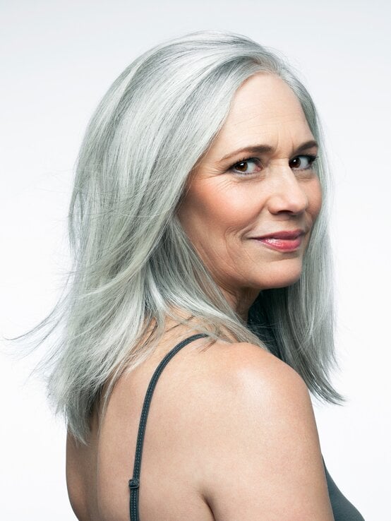 Die glatten, melierten grauen Haare bekommen durch den fransigen, stufigen Schnitt – auch Choppy Cut genannt – mehr Volumen und verleihen der Trägerin dadurch mehr Jugendlichkeit. Auch der seitliche Scheitel unterstützt das perfekt.  | © Andreas Kuehn/Getty Images