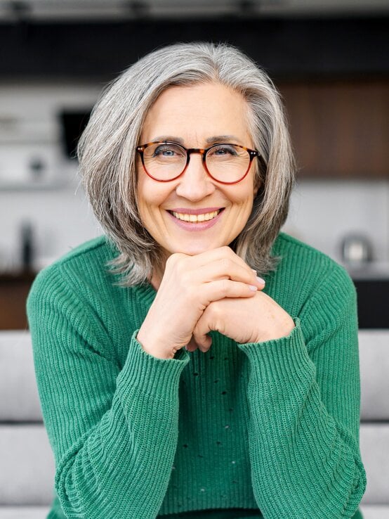 Frau mit grauen Haaren trägt einen Shaggy Bob.  | © Vadym Pastukh/Getty Images