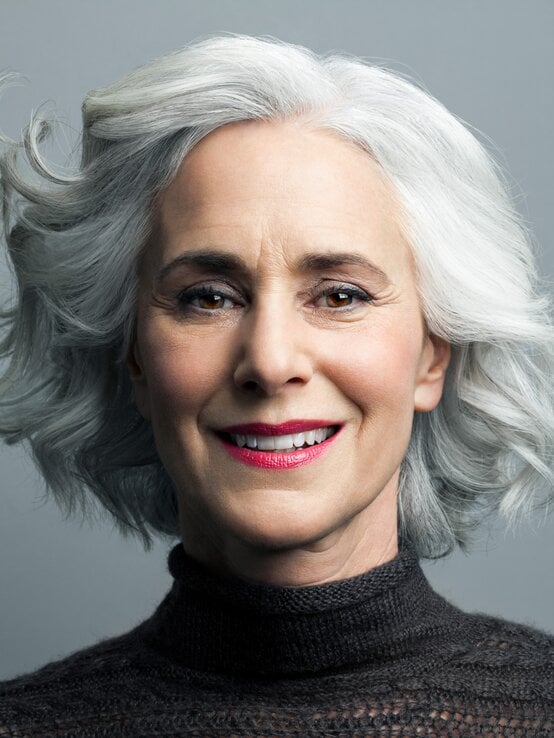 Frau mit grauen Haaren trägt eine Kurzhaarfrisur | © Andreas Kuehn/Getty Images