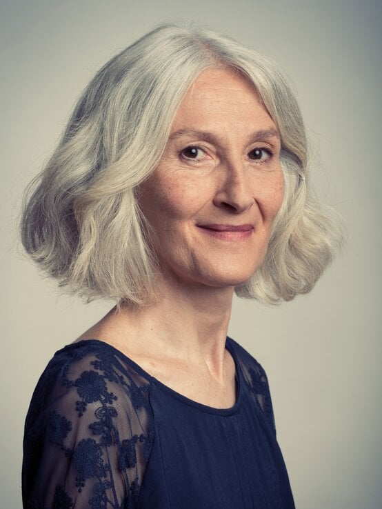 Reife Frau mit kinnlangen, gewellten Bob mit Mittelscheitel | © Nick Dolding/Getty Images