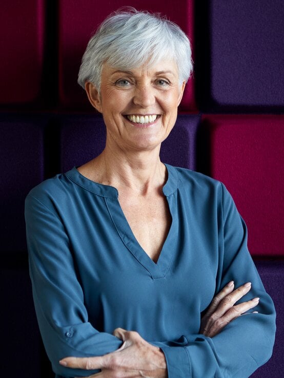 Grauhaarige Frau mit klassische Pixie Cut | © Westend61/Getty Images