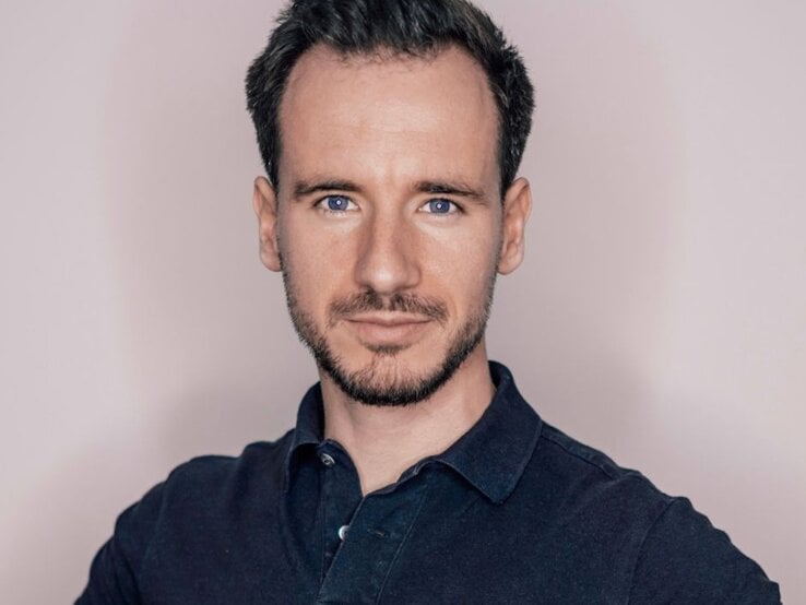 Portrait Sportwissenschaftler Daniel van den Boom: Mann mit kurzen dunklen Haaren und Bart, der in die Kamera blickt und ein dunkles Poloshirt trägt, vor hellem Hintergrund. | © VAN DEN BOOM Coaching GmbH