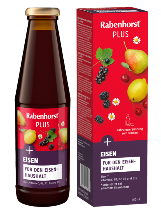 Dunkle Glasflasche Rabenhorst PLUS Eisen neben bunter Produktverpackung mit Birne, Zitrone, Beeren und Kamillenblüte. | © Rabenhorst
