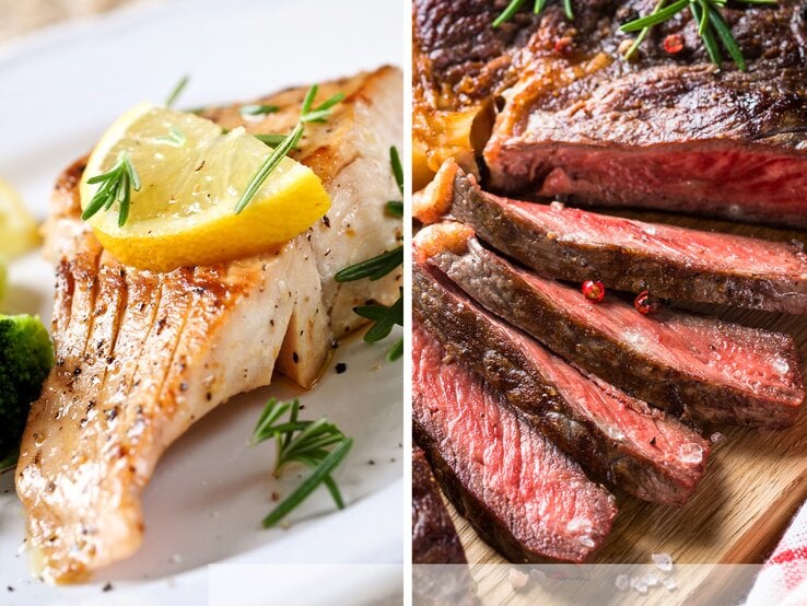 Nahaufnahme von goldbraunem Fischfilet mit Zitrone und rosa gebratenem Rindersteak auf Holzbrett mit Rosmarin und Salzflocken. | © stock.adobe.com/emmi und stock.adobe.com/nadianb