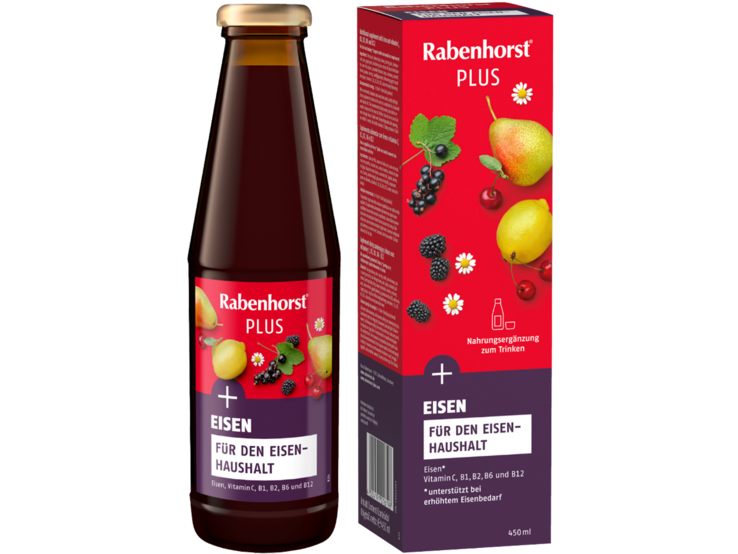 Dunkle Glasflasche Rabenhorst PLUS Eisen neben bunter Produktverpackung mit Birne, Zitrone, Beeren und Kamillenblüte. | © Rabenhorst