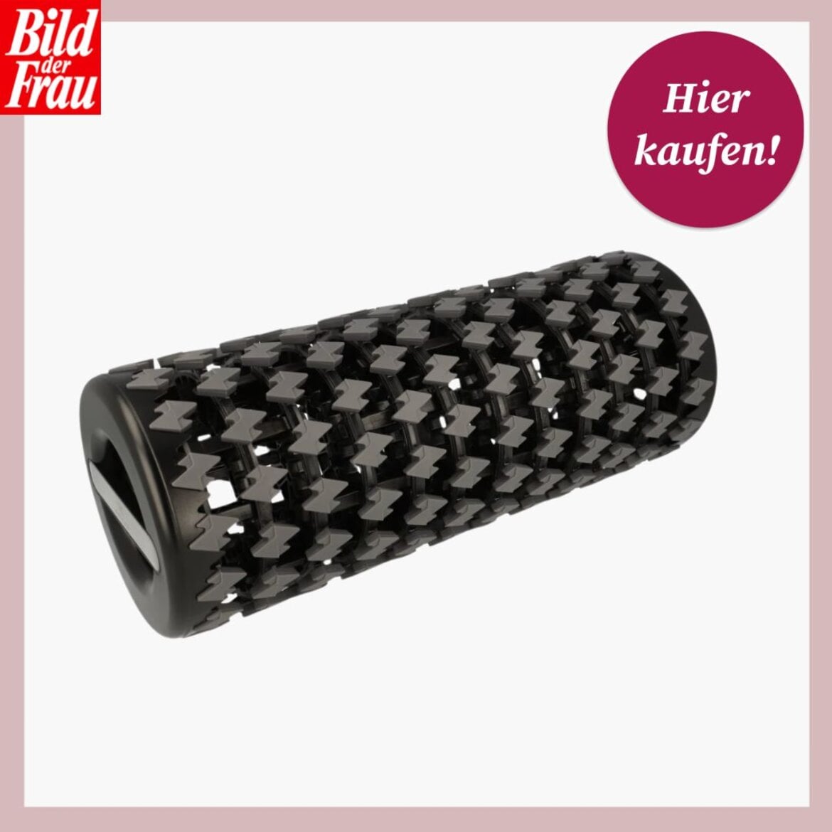 Schwarze Faszienrolle mit markanten Noppen und Zickzack-Muster, liegend auf weißem Hintergrund. | © Witeblaze