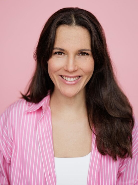 Dunkelhaarige junge Frau vor rosa Hintergrund.  | © Sven Serkis 