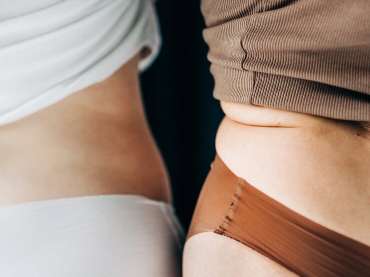 Zwei Frauenkörper in der Bauchmitte