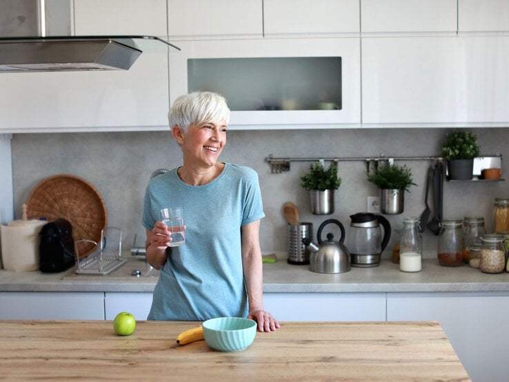 Viel trinken für einen gesunden Darm – zum Beispiel Wasser.