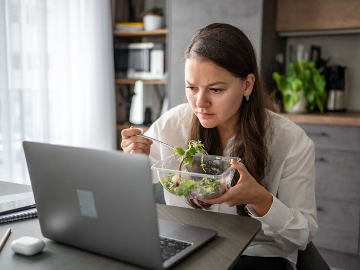 Diese Tipps helfen bei Verdauungsbeschwerden im Homeoffice. 
