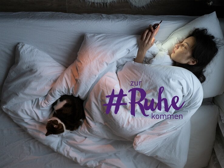 Frau liegt im Bett mit Handy in der Hand | © DimaBerlin - stock.adobe.com