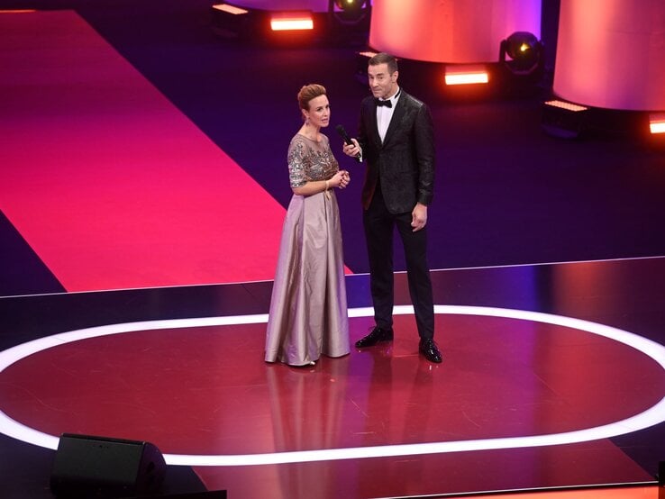 Julia Becker und Kai Pflaum bei der GOLDENEN BILD der FRAU.  | © Henning Scheffer Photography 