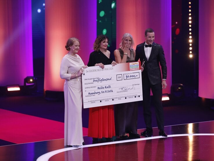 Heike Rath nimmt Publikumspreis der GOLDENEN BILD der FRAU entgegen. | © Henning Scheffer Photography 