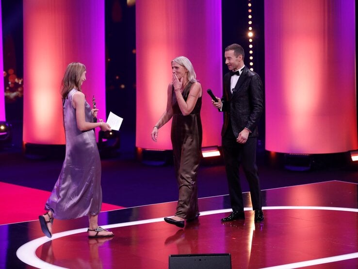 Heike Rath mit Tochter Zoe und Kai Pflaume auf der Bühne.  | © Henning Scheffer Photography 