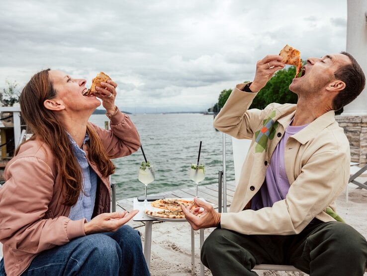 Kai Pflaume und Wibke Thiedemann essen Pizza.  | © © BILD der FRAU / Maximilian Ralf Schmidt