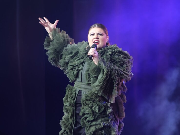 Sängerin Alina singt ihren Song "Selbstgemacht". | © BILD der FRAU