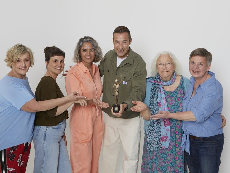 Fünf Frauen stehen nebeneinander mit Kai Pflaume und lächeln in die Kamera.