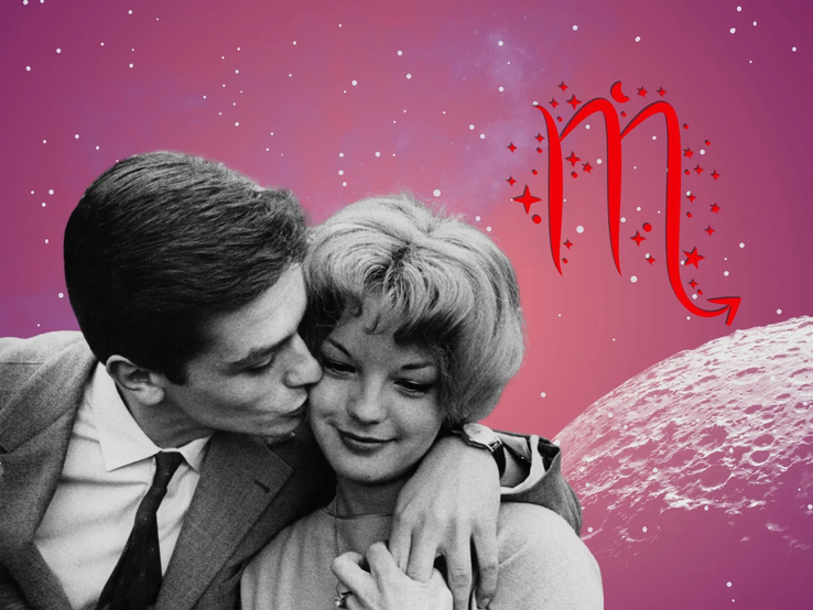 Liebeshoroskop für das Sternzeichen Skorpion: llustration eines Paares vor einem pink-lilafarbenen Weltraumhintergrund mit Sternenhimmel und Mond. Rechts im Bild ist das rote Symbol Tierkreiszeichens Skorpion.