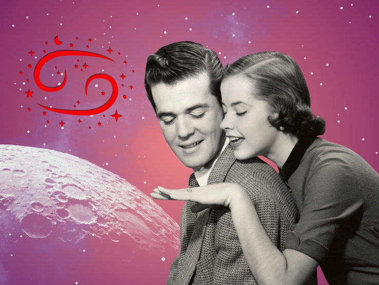 Liebeshoroskop für das Sternzeichen Krebs: llustration eines Paares vor einem pink-lilafarbenen Weltraumhintergrund mit Sternenhimmel und Mond. Links im Bild ist das rote Symbol Tierkreiszeichens Krebs.