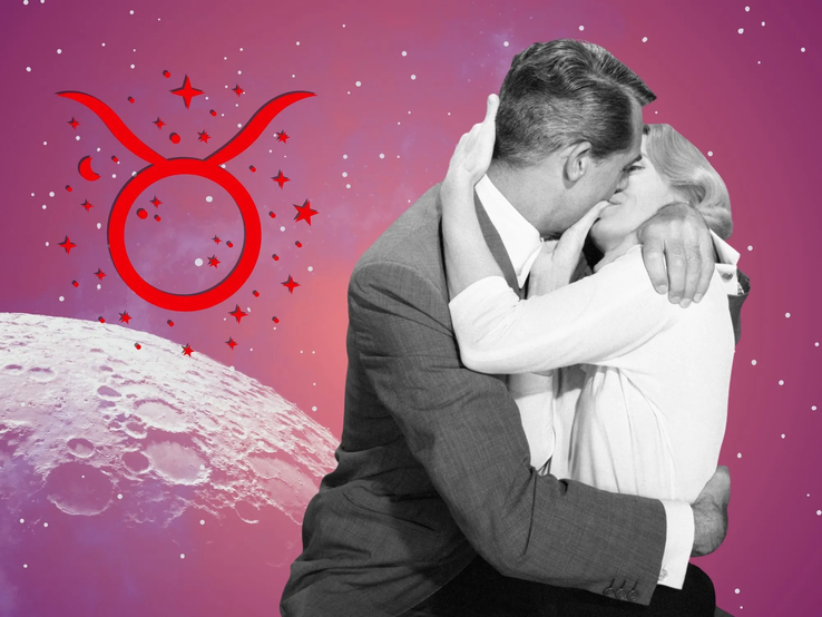 Liebeshoroskop Sternzeichen Stier: llustration eines sich küssenden Paares vor einem pink-lilafarbenen Weltraumhintergrund mit Sternenhimmel und Mond. Links im Bild ist das rote Symbol Tierkreiszeichens Stier.