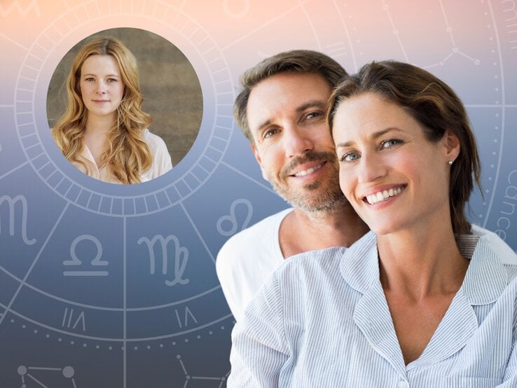 Ein lächelndes Paar, ein Mann und eine Frau, steht eng beieinander. Der Mann hat einen Bart und legt seinen Kopf liebevoll auf die Schulter der Frau. Die Frau trägt eine gestreifte Bluse und beide schauen direkt in die Kamera. Im Hintergrund ist ein astrologisches Rad mit Symbolen der Tierkreiszeichen zu sehen. Oben links im Bild befindet sich ein rundes Porträt von Dating-Coach Anna Wilitzki, einer anderen Frau mit langen blonden Haaren und einem weißen Hemd.