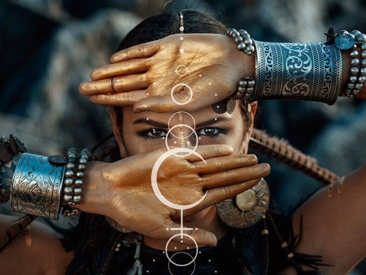 Das Bild zeigt eine Frau mit stark geschminkten Augen, die ihre Hände, die mit goldener Farbe bemalt sind, vor ihrem Gesicht hält. Sie trägt auffälligen Schmuck, darunter breite, verzierte Armreifen und Perlenarmbänder. In ihrem Ohr hängt ein großer Ohrring. Im Hintergrund ist eine unscharfe, dunkle Umgebung zu sehen. Vor ihrem Gesicht ist ein vertikales, geometrisches Muster mit Kreisen und Linien eingeblendet.