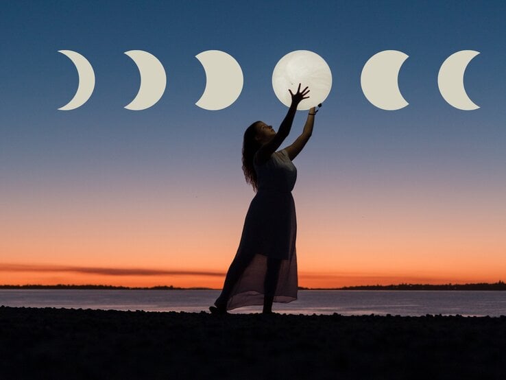 Eine Frau in einem fließenden Kleid steht bei Sonnenuntergang am Strand und streckt die Arme nach einem leuchtenden Vollmond aus, der über ihr zu schweben scheint. Über ihrem Kopf sind die acht Mondphasen von links nach rechts dargestellt – von zunehmender Sichel über Vollmond bis zur abnehmenden Sichel. Der Himmel zeigt einen sanften Übergang von Orange zu tiefem Blau.