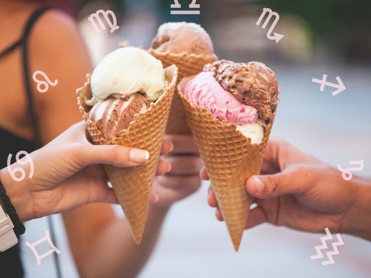 Das Bild zeigt drei Personen, die jeweils eine Eistüte in der Hand halten und diese zueinander halten, als würden sie anstoßen. Die Eistüten sind mit verschiedenen Sorten Eiscreme gefüllt, darunter Schokoladen-, Erdbeer- und Vanilleeis. Um die Eistüten herum sind verschiedene Sternzeichensymbole verteilt. Im Hintergrund ist eine verschwommene Umgebung zu sehen, die auf eine Outdoor-Szene hindeutet.