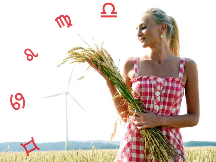 Das Bild zeigt eine blonde Frau in einem roten und weißen karierte Kleid, die in einem Weizenfeld steht und einen Strauß Getreidehalme in den Händen hält. Im Hintergrund ist ein Windrad zu sehen. Um sie herum sind verschiedene astrologische Symbole in roter Farbe angeordnet, darunter Löwe, Jungfrau, Waage, Krebs und Zwillinge. Die Frau lächelt und blickt auf die Getreidehalme in ihren Händen.