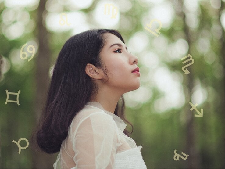 Das Bild zeigt eine junge Frau im Profil, die in einem durchsichtigen weißen Oberteil in einem Wald steht. Sie schaut nach oben, als ob sie tief in Gedanken versunken oder etwas am Himmel beobachtet. Um sie herum sind verschiedene astrologische Symbole verteilt, was auf einen Zusammenhang mit Astrologie oder Sternzeichen hinweist. Der Hintergrund ist unscharf und zeigt grüne Bäume, die eine ruhige und nachdenkliche Atmosphäre schaffen. Die Frau wirkt ruhig und reflektiert, passend zur natürlichen und mystischen Umgebung.