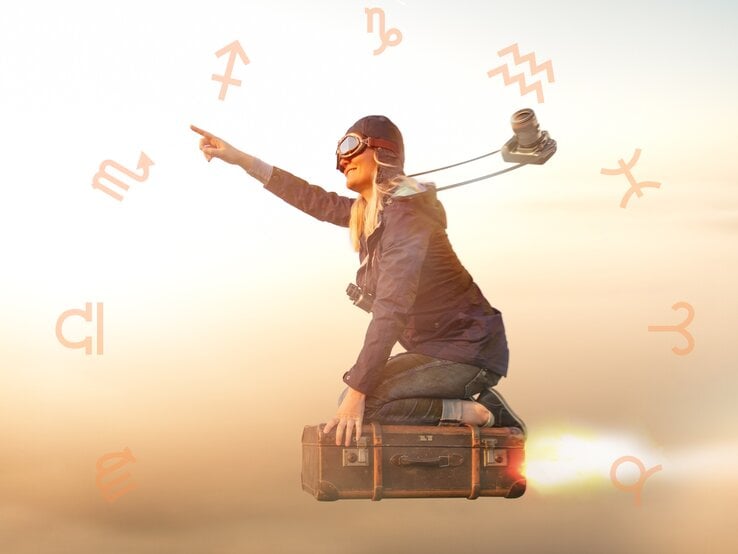Eine Frau trägt eine Fliegerbrille und eine Kamera um den Hals, während sie auf einem Koffer sitzt, der wie eine Rakete durch die Luft fliegt. Sie zeigt in die Ferne. Um sie herum schweben Symbole der Tierkreiszeichen, die den Eindruck einer Reise durch den Zodiak oder der Astrologie vermitteln. Der Hintergrund ist hell und wolkig, was eine luftige, träumerische Atmosphäre erzeugt.