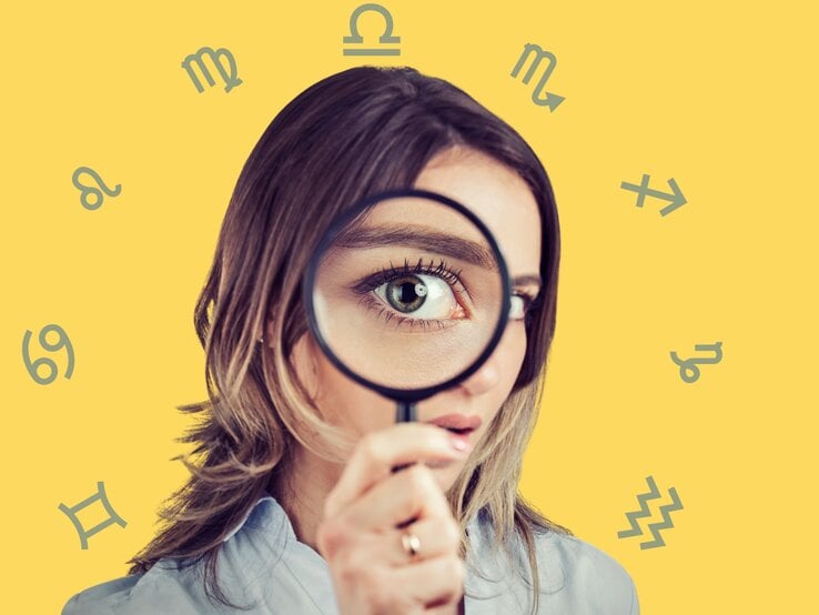 Eine Frau mit einer Lupe hält diese über ihr Auge und betrachtet etwas genau. Um sie herum sind Symbole der Tierkreiszeichen auf einem gelben Hintergrund angeordnet. Die Szene deutet auf scharfe Beobachtung, Analyse und einen klaren Durchblick hin, möglicherweise in Bezug auf astrologische oder persönliche Einsichten.