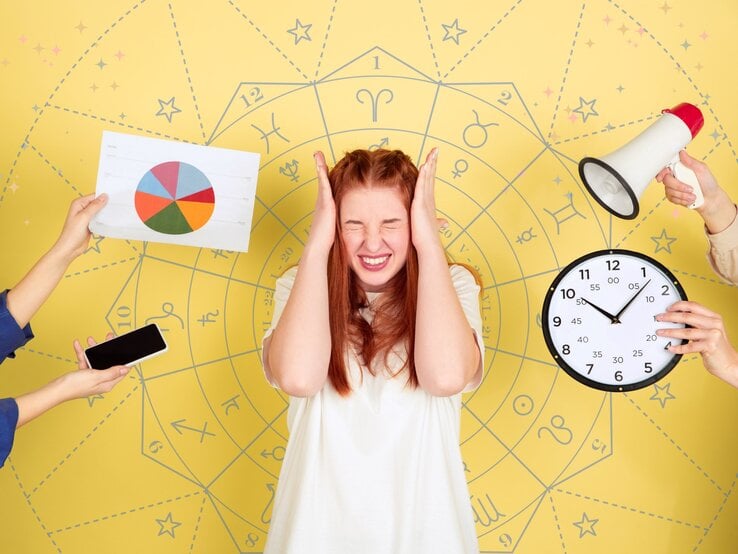 Das Bild zeigt eine gestresste junge Frau, die sich mit geschlossenen Augen die Hände an den Kopf hält. Um sie herum sind Hände zu sehen, die verschiedene Objekte halten: eine Uhr, ein Megafon, ein Smartphone und ein Blatt Papier mit einem bunten Kreisdiagramm. Der Hintergrund ist gelb und zeigt ein astrologisches Rad mit Sternzeichen-Symbolen. Die Szene vermittelt den Eindruck von Stress und Überforderung, möglicherweise im Zusammenhang mit Arbeit oder Zeitdruck, und deutet auf eine astrologische Interpretation der Situation hin.