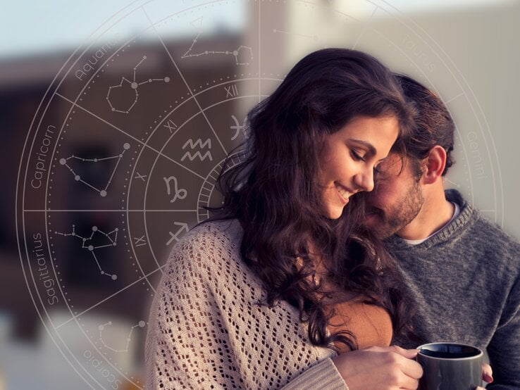 Ein verliebtes Paar steht eng beieinander, beide lächeln und wirken entspannt. Die Frau hält eine Tasse in der Hand und schaut nach unten, während der Mann seinen Kopf sanft an ihre Schulter lehnt. Im Hintergrund ist ein astrologisches Rad mit den Sternzeichen zu sehen, was eine Verbindung zwischen Romantik und Astrologie symbolisiert.