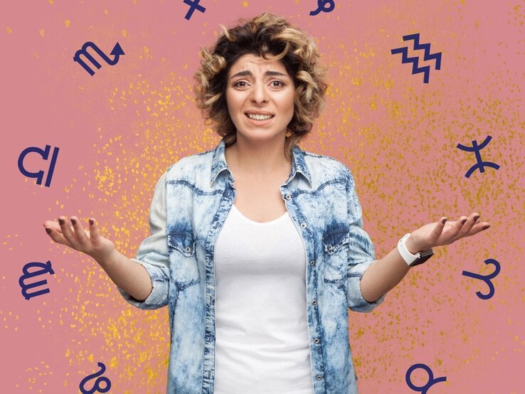 Eine Frau mit lockigen Haaren und einer Denim-Jeansjacke schaut verwirrt und gestikuliert mit ausgebreiteten Händen. Sie steht vor einem pinken Hintergrund mit goldenen Sprenkeln. Um sie herum sind Sternzeichen-Symbole wie Fische, Löwe und Wassermann verteilt. Ihr Gesichtsausdruck drückt aus, dass sie etwas nicht fassen kann.