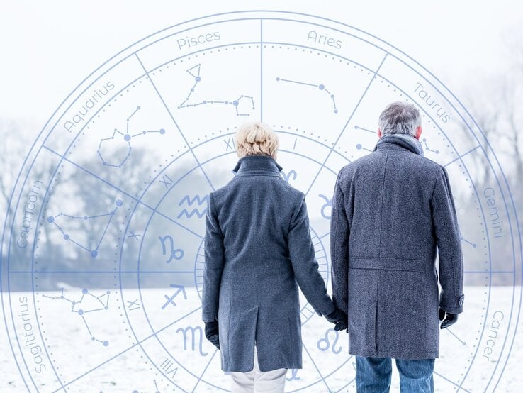 Ein Paar in winterlichen Mänteln steht Hand in Hand in einer verschneiten Landschaft mit kahlen Bäumen im Hintergrund. Sie sind von hinten zu sehen, blicken gemeinsam in die Ferne und strahlen eine ruhige, vertraute Atmosphäre aus. Überlagert ist ein astrologisches Sternzeichen-Rad mit Konstellationen, das eine symbolische Verbindung zwischen Liebe und den Sternen herstellt.